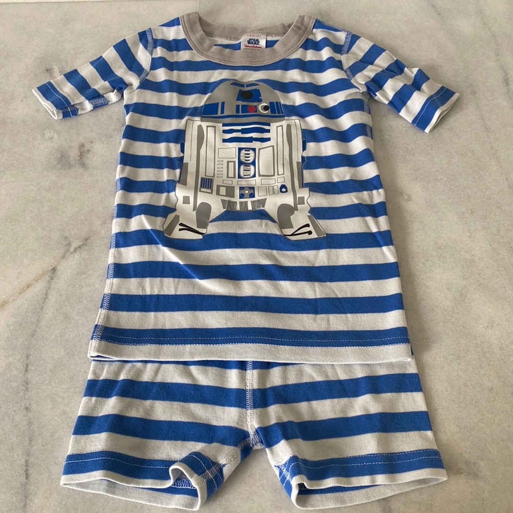 Hanna Andersson shorts and t-shirt pajamas size 110 or 5. Good condition.